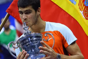 Carlos Alcaraz ăn mừng chức vô địch US Open.