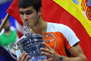 Carlos Alcaraz ăn mừng chức vô địch US Open.