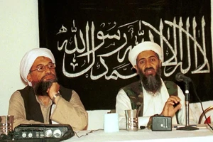 Ayman al-Zawahiri (trái) và Osama bin Laden trong buổi họp báo tại Afghanistan vào năm 1998.