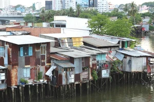 Nhà ven kênh rạch trên kênh Tàu Hũ, Quận 8, TPHCM.