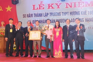 Trường THPT Hương Khê (Hà Tĩnh) kỷ niệm 50 năm thành lập và đón nhận Huân chương Lao động hạng Nhì