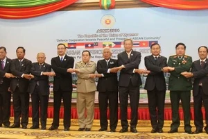 Các trưởng đoàn và Tổng thư ký ASEAN Lê Lương Minh chụp ảnh chung tại Hội nghị. (Ảnh: Bảo Trung/TTXVN)