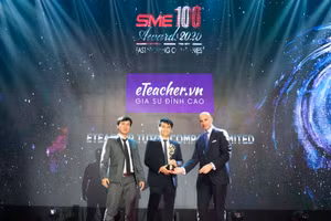 Hai nhà đồng sáng lập của eTeacher -ông Nguyễn Tấn Nghĩa và ông Nguyễn Ngọc Huy Sang đón nhận giải thưởng SME100 2020