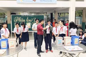 Học sinh Trường THCS Nguyễn Du, Quận 1 trong chuyên đề về Phân loại rác. Ảnh minh hoạ 