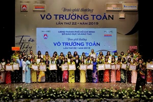 Các nhà giáo tiêu biểu nhận gỉải thưởng Võ Trường Toản năm 2019. Ảnh minh hoạ P. Nga 