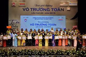 Các nhà giáo tiêu biểu nhận gỉải thưởng Võ Trường Toản năm 2019. Ảnh minh hoạ P. Nga 