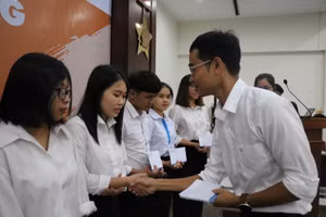 Các sinh viên nhận học bổng sáng 22/11