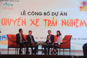 Hai soạn giả cùng đơn vị phối hợp chia sẻ về dự án Chuyến xe trải nghiệm