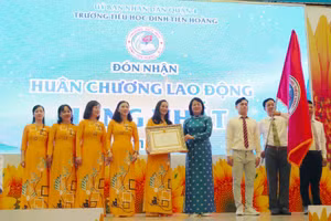 Phó Chủ tịch nước Đặng Thị Ngọc Thịnh trao Huân chương Lao động hạng Nhất cho Trường Tiểu học Đinh Tiên Hoàng. Ảnh Q.Liêm