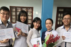 Cô giáo Lê Hoàng Anh và 4 học sinh đạt giải tại kỳ thi Học Sinh Giỏi cấp TP môn tiếng Anh của Trường THPT Nguyễn Du, TP.HCM. Ảnh NVCC