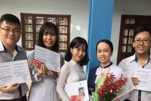 Cô giáo Lê Hoàng Anh và 4 học sinh đạt giải tại kỳ thi Học Sinh Giỏi cấp TP môn tiếng Anh của Trường THPT Nguyễn Du, TP.HCM. Ảnh NVCC