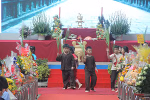 Học sinh Trường Tiểu học Đinh Tiên Hoàng trình diễn các tiết mục trong buổi lễ Húy kỵ Vua Đinh Tiên Hoàng sáng 15/10