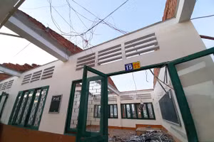 Trường THPT Bình Phú bị hư hỏng nặng sau cơn giông lốc chiều tối 31/10 vừa qua. Ảnh T.Vượng