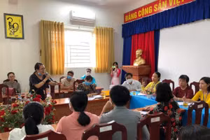 Phụ huynh Trường TH Trần Thị Bưởi, Quận 9 trao đổi với lãnh đạo nhà trường trong sáng ngày 2/11. Ảnh minh hoạ 