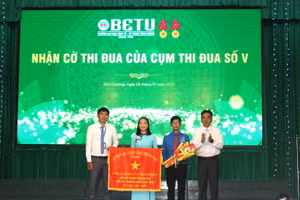 TS Lê Bích Phương nhận cờ thi đua Đơn vị dẫn đầu khối các trường ĐH, CĐ tỉnh Bình Dương.