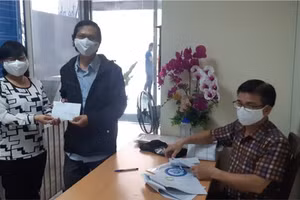 Công đoàn giáo dục TP.HCM trao quà hỗ trợ cho các công đoàn viên có hoàn cảnh khó khăn trong mùa dịch Covid-19. Ảnh minh họa