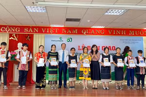 11.390 thiết bị máy tính bảng, trị giá 25 tỷ đồng được trao cho học sinh theo chương trình “Sóng và máy tính cho em”.