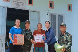Hội phụ nữ, Phòng tham mưu - Bộ Chỉ huy Quân sự tỉnh Kon Tum tặng quà cho gia đình ông Ksoen.