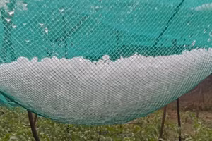 Mưa đá tại thành phố Kon Tum gây thiệt hại nặng nề.