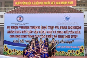 Học sinh đưa văn hoá truyền thống đến với sự kiện “Hành trình Học tập và trải nghiệm nhằm thúc đẩy tiếp cận tiếng Việt và trao đổi văn hóa cho học sinh vùng dân tộc thiểu số tỉnh Kon Tum”.