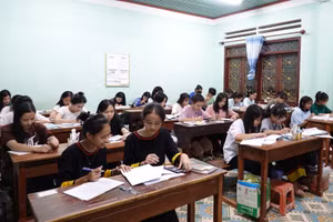 Học sinh lớp 12 tại Gia Lai ôn tập vào buổi tối để nâng cao kiến thức.