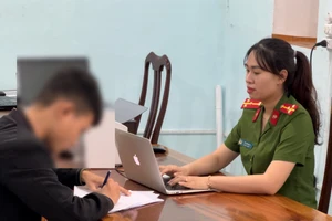 N.A.T làm việc với cơ quan công an. Ảnh: Hoàng Phi.