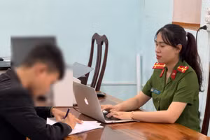 N.A.T làm việc với cơ quan công an. Ảnh: Hoàng Phi.