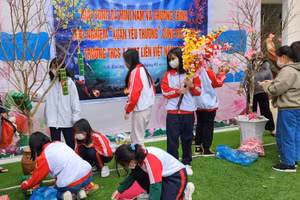 Học sinh Trường THCS và THPT Liên Việt Kon Tum trang trí Tết tại Trường THCS Đăk Ruồng.