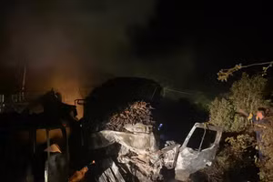 Vụ tai nạn liên hoàn khiến 3 xe tải bốc cháy.