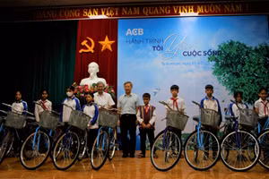 50 xe đạp được trao cho 50 học sinh vượt khó vươn lên trong học tập.