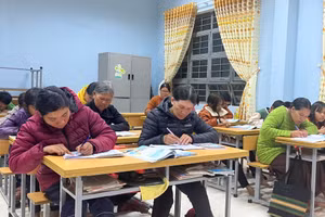 Lớp học xóa mù chữ ở TP Pleiku giúp bà con biết đọc, biết viết.