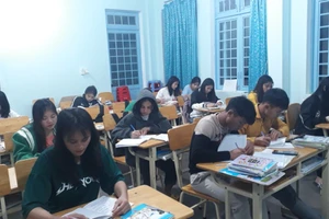 Học sinh Trường PTDTNT Tu Mơ Rông tự học có hướng dẫn của giáo viên vào buổi tối.