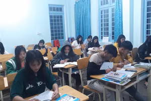 Học sinh Trường PTDTNT Tu Mơ Rông tự học có hướng dẫn của giáo viên vào buổi tối.