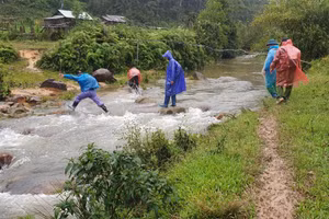 Lực lượng chức năng băng rừng, vượt suối để tìm kiếm chị Kinh. 