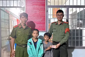 Hai nam sinh nhặt được 19 triệu đồng đã mang đến cơ quan công an nhờ trả lại người đánh rơi. (Ảnh: Công an huyện Krông Pa).