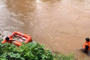 Lực lượng chức năng đang tìm kiếm nạn nhân bị nước cuốn trôi.