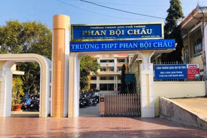Trường THPT Phan Bội Châu nơi một số phụ huynh bị kẻ xấu gọi điện, thông báo con, người thân bị tai nạn nhằm lừa đảo.
