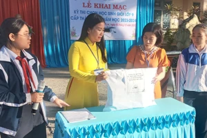 Học sinh cùng cán bộ, giáo viên kiểm tra niêm phong đề thi học sinh giỏi lớp 9 cấp thành phố.