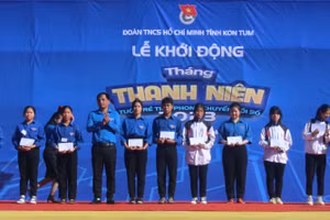 10 suất học bổng được trao cho học sinh có hoàn cảnh khó khăn trên địa bàn huyện Sa Thầy