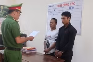 Nay Tú và Rah Lan Tanh tại cơ quan công an. Ảnh: Đan nguyên