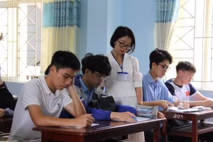 Thí sinh tại Gia Lai đến điểm thi làm thủ tục dự thi tốt nghiệp THPT.