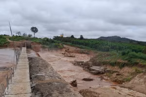 Đập dẫn nước đến tua bin của thủy điện Ia Glae 2 bị vỡ khoảng 10m.