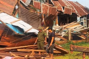 Nhiều căn nhà bị hư hỏng, đổ sập do mưa giông và lốc.