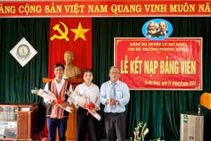 A BLiêm và Y Thoáng - học sinh trường Phổ thông Dân tộc nội trú huyện Tu Mơ Rông kết nạp vào Đảng khi vừa tròn 18 tuổi.