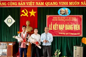 A BLiêm và Y Thoáng - học sinh trường Phổ thông Dân tộc nội trú huyện Tu Mơ Rông kết nạp vào Đảng khi vừa tròn 18 tuổi.