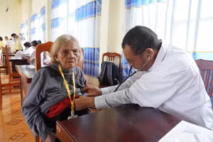 Người nghèo, người có công... được thăm khám miễn phí.