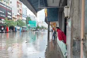 Mưa lớn kéo dài khoảng một tiếng đồng hồ khiến nhiều tuyến đường tại thành phố Kon Tum ngập sâu.