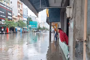 Mưa lớn kéo dài khoảng một tiếng đồng hồ khiến nhiều tuyến đường tại thành phố Kon Tum ngập sâu.
