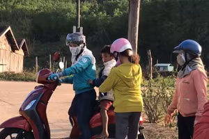 Giáo viên vào tận làng, hay lên chòi rẫy để vận động và chở học sinh ra lớp.