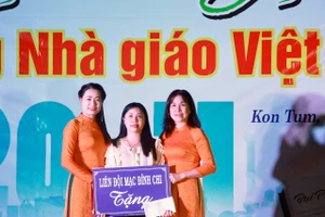 Trường Tiểu học Mạc Đĩnh Chi trao tặng 30 thẻ Bảo hiểm y tế cho học sinh dân tộc thiểu số của Trường Tiểu học Phùng Khắc Khoan.